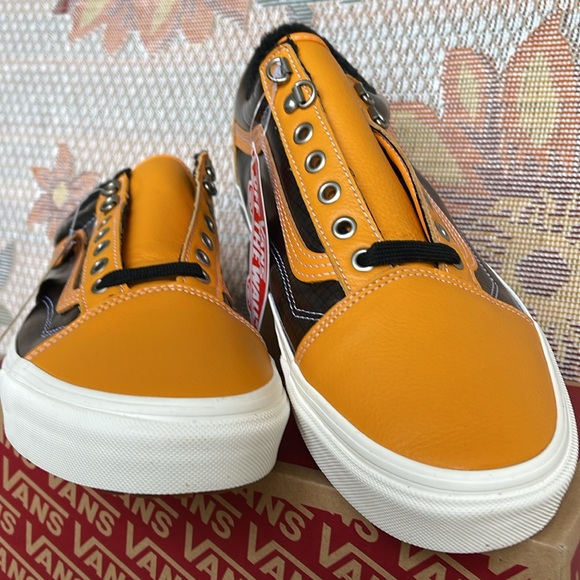 Vans Men’s Old Skool Mte (Mte) Apricot/Black
VN0A348F2NF
Sneakers All Weather - Picture 7 of 16